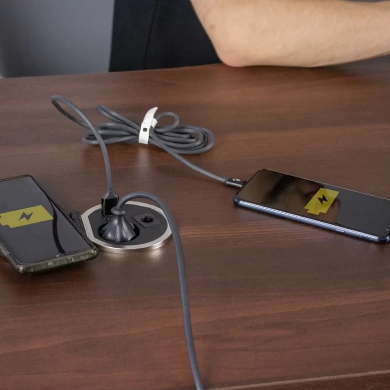 priza cu incarcator USB