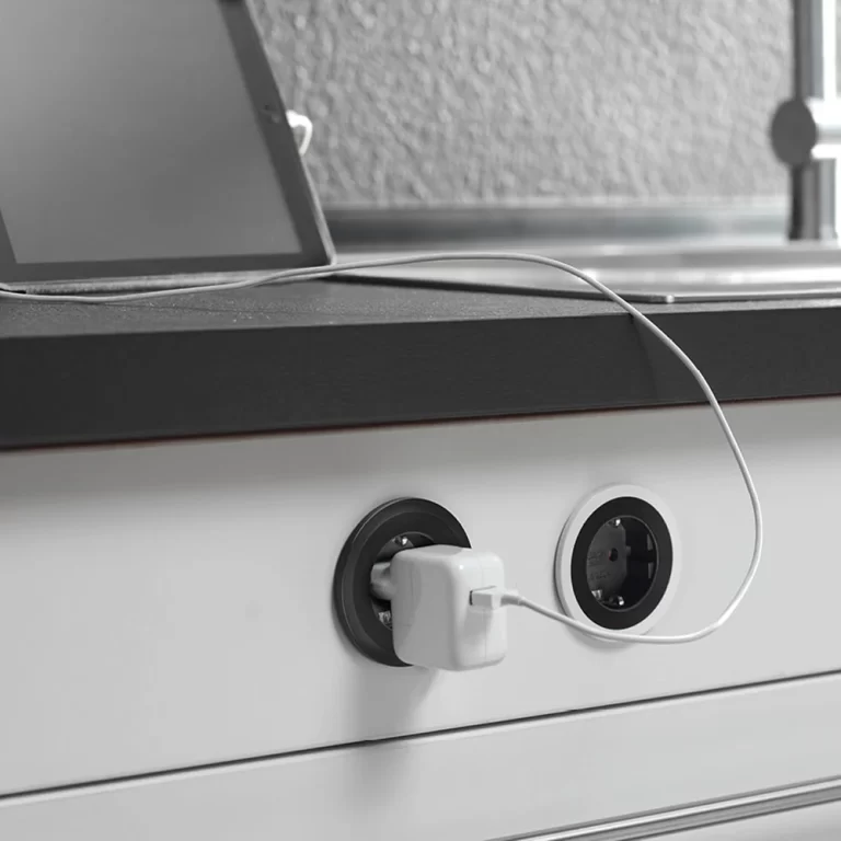 priza minimalista colorata