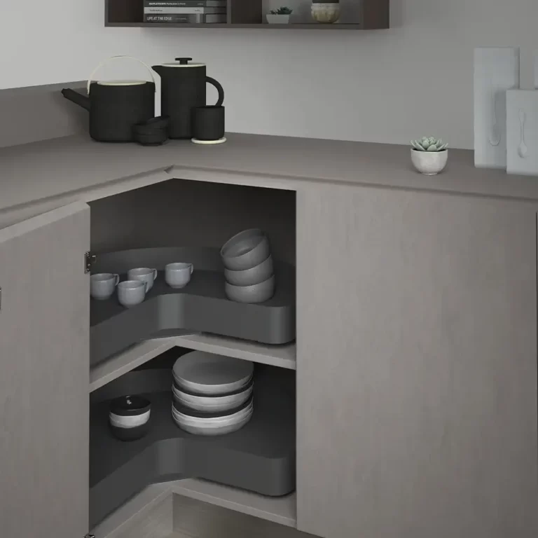 Sistem rotativ pentru corpuri de colt